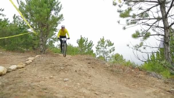 EDITORIAL. Two Bikers Going Fast Downhill — Stock Video