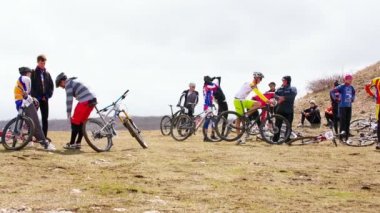 Yazı işleri. Grup profesyonel bisikletçiler rekabet başlangıcı için hazırlanıyor