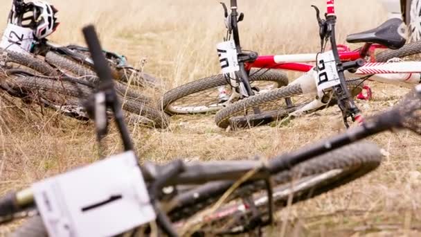 EDITORIAL. Bicicletas esportivas deitadas no chão — Vídeo de Stock