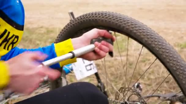 EDITORIAL. Contesting Cyclist Pumping In The Tire Of His Bike — Stock Video