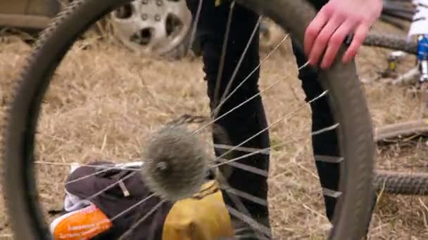 Ledare. Professionell cyklist reparera ratten på sin cykel — Stockvideo