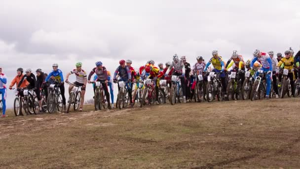 Редакція. Група професійних Bike Riders почати гонки в області — стокове відео