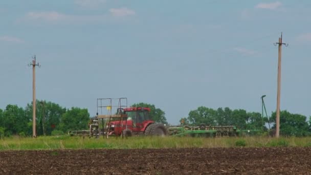 Tractor plantando cultivos en el campo — Vídeos de Stock