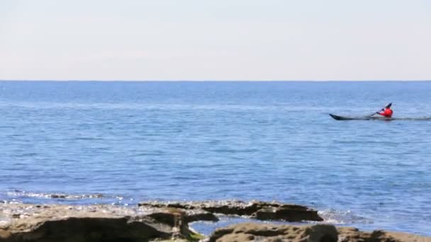 Kayaker moviéndose en el mar — Vídeo de stock