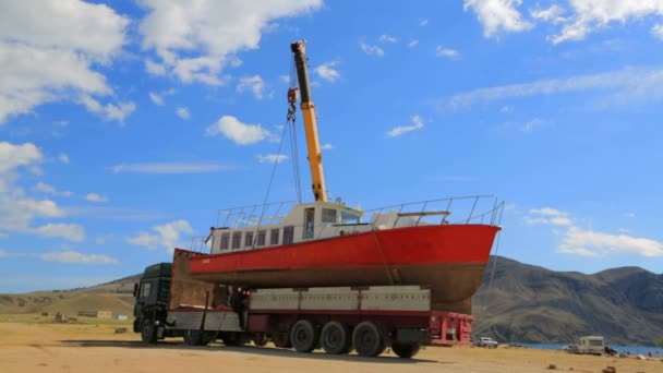 EDITORIAL. Crucero de vacaciones siendo cargado en el camión en la orilla del mar — Vídeo de stock