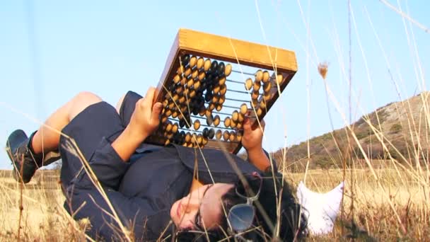 Konstig kvinna i svart med Abacus i naturen — Stockvideo