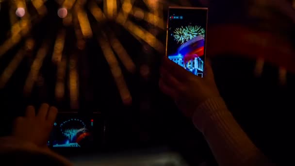 Dos espectadores filmando fuegos artificiales usando teléfonos inteligentes — Vídeo de stock