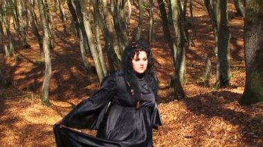 Koyu Saçlı Kadın Sonbahar Ormanında Yürüyen Siyah
