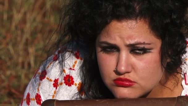Traurige dunkelhaarige Frau blickt in die Natur — Stockvideo