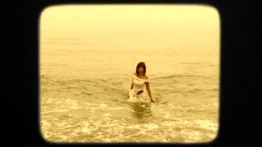 Beyaz elbiseli güzel kadın Karadeniz'den çıkıyor