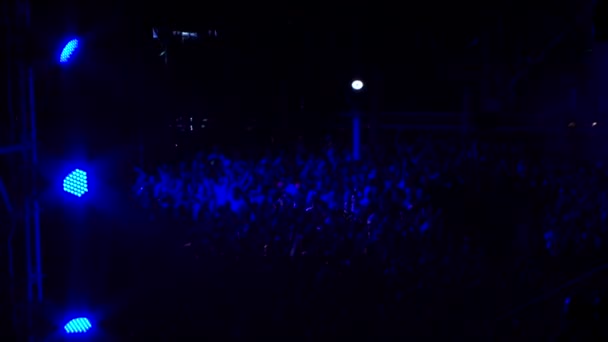 Enorme multitud de personas bailando iluminadas con luces azules en la discoteca — Vídeo de stock