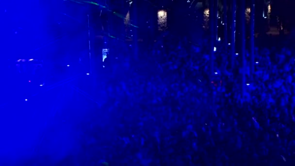 Menigte van mensen verlicht met blauwe lichten in disco — Stockvideo