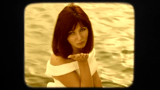 Jovem bonita mulher em vestido branco posando por mar — Vídeo de Stock