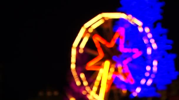 Roda gigante brilhante com iluminação girando à noite — Vídeo de Stock