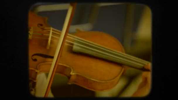 Donna che suona il violino. Retro — Video Stock