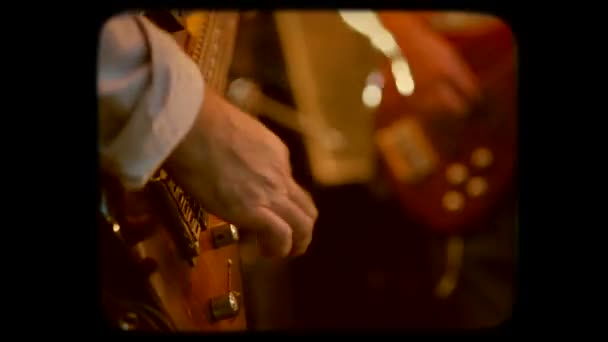 Dois guitarristas a tocar guitarra. Close-up. Retro — Vídeo de Stock