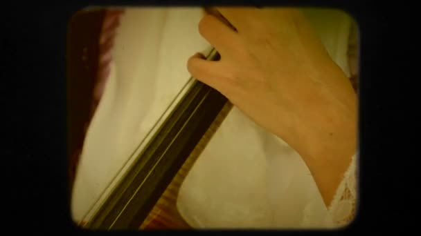 女人演奏大提琴。复古 — 图库视频影像