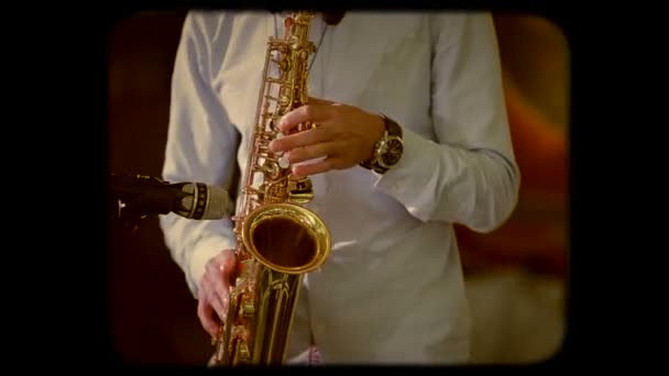 Jogador saxofone em ação. Retro — Vídeo de Stock