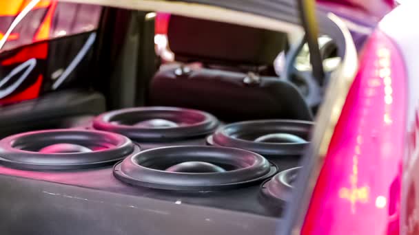Диффузоры автомобиля двигаются со звуком — стоковое видео
