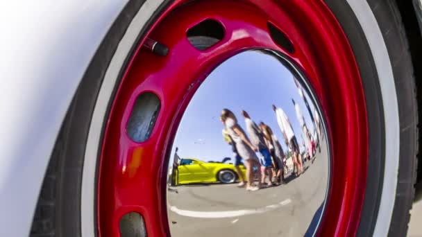 Ludzie swoje odzwierciedlenie w Hubcap starego dysku koła samochodu — Wideo stockowe