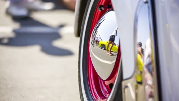 Réflexion dans l'enjoliveur de vieux disque de roue de voiture — Video