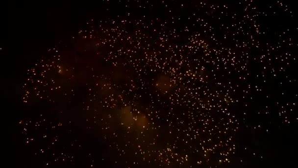 Erstaunliche goldene regen Feuerwerk auf schwarzem Himmel Hintergrund — Stockvideo