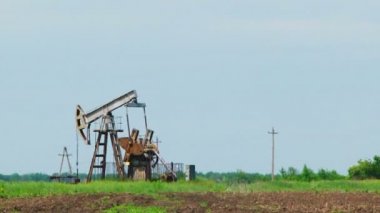 Yağ pompası üreten doğal gaz gece karanlığında kazma