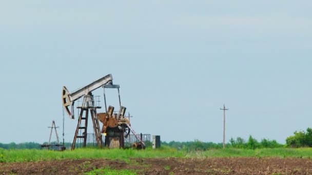 Oljepump gräva samtidigt producerar naturgas i skymningen — Stockvideo