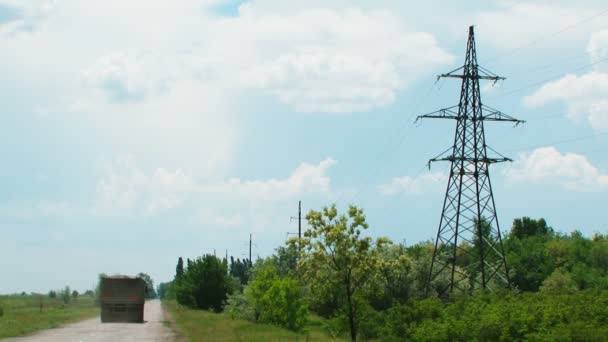 Plusieurs camions chargés se déplaçant le long de la route avec des routes vertes — Video