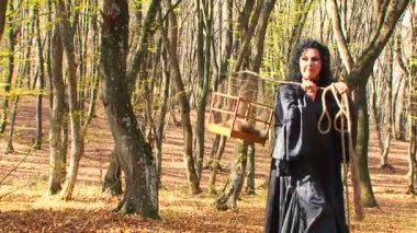 Kadın siyah kafes ile sonbahar ormanda yürüyüş