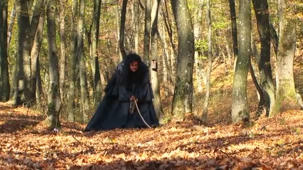 Donna in nero essere furioso in autunno foresta — Video Stock