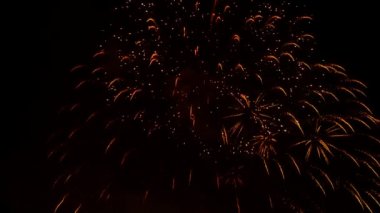 Siyah arka plan üzerinde gece altın yağmur piroteknik havai fişek