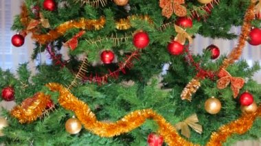 Noel ağacı topları ve yağmur ile dekore edilmiş