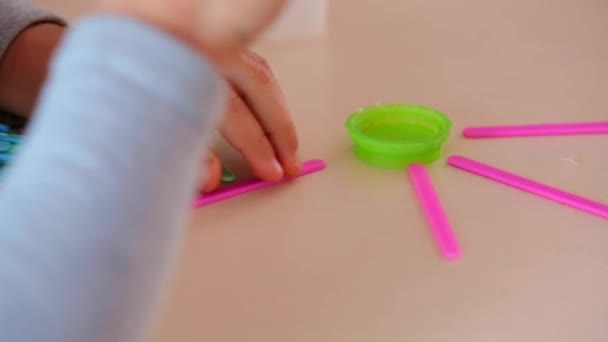 Dítě hrající s barevné tyčinky — Stock video