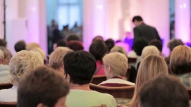 Müzikal Performans İzleyen Seyirciler