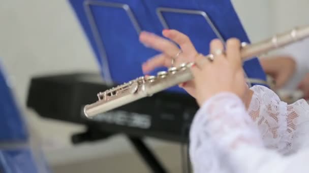 Representación profesional de flauta femenina en el concierto — Vídeo de stock