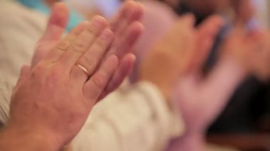 Müzik Konserinde Alkışlayan Çok Sayıda Kişi