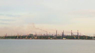 Gri Gökyüzüne Karşı Endüstriyel Fabrika ile Calm Riverscape