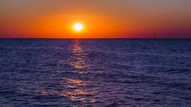 Fantastisk solnedgång över Svarta havet vid Tarkhankut — Stockvideo