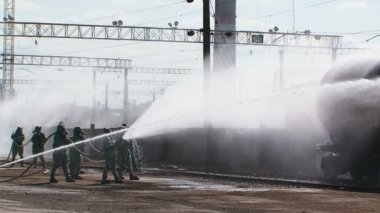 Tren İstasyonu'nda İtfaiyeciler Sulama Tankı Grubu