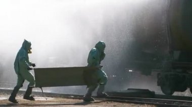 Taşıma Için Çalışan Stretches ile İki Kurtarıcılar