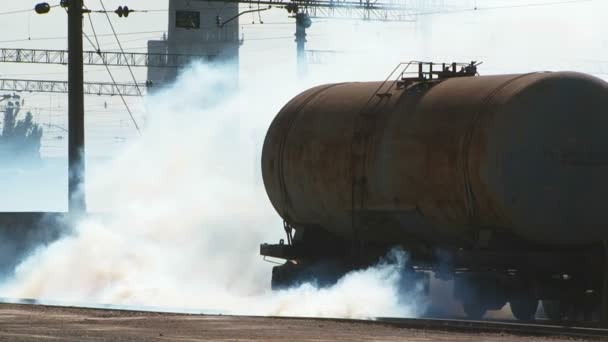 Fumaça perto de Cistern na estação ferroviária — Vídeo de Stock