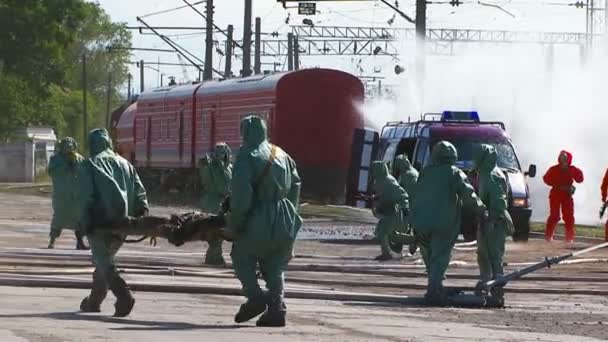 Trabajadores de emergencia salvan personas y riegan tanques en el ferrocarril — Vídeo de stock