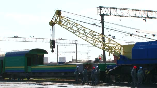 Big Crane trabalhando na estação ferroviária — Vídeo de Stock