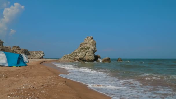 Морські хвилі, що котиться на березі, Омиваючи пляж — стокове відео