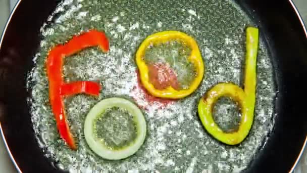 Wok de fritura com fatias de letras vegetais sendo agitar frito — Vídeo de Stock