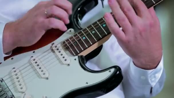 Professioneel muzikant spelen gitaar — Stockvideo