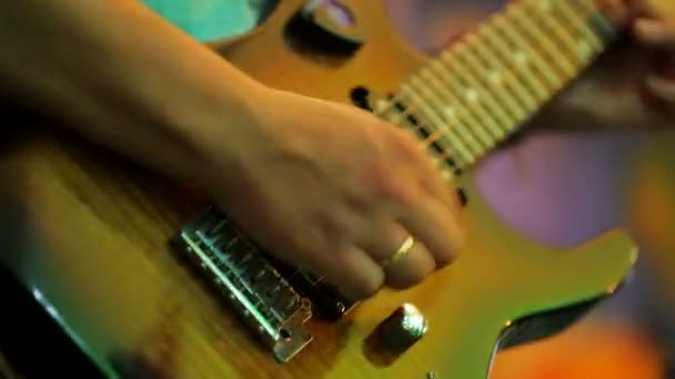 Músico masculino tocando profesionalmente la guitarra — Vídeo de stock