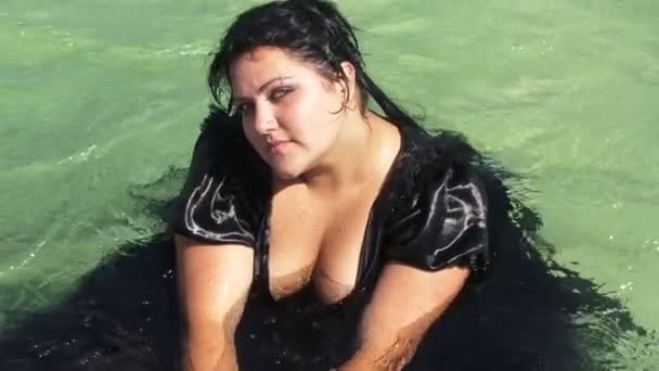 Сексуальна жінка в воді позують для камери — стокове відео