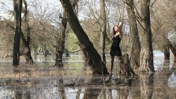 Modèle féminin posant à la forêt inondée — Video